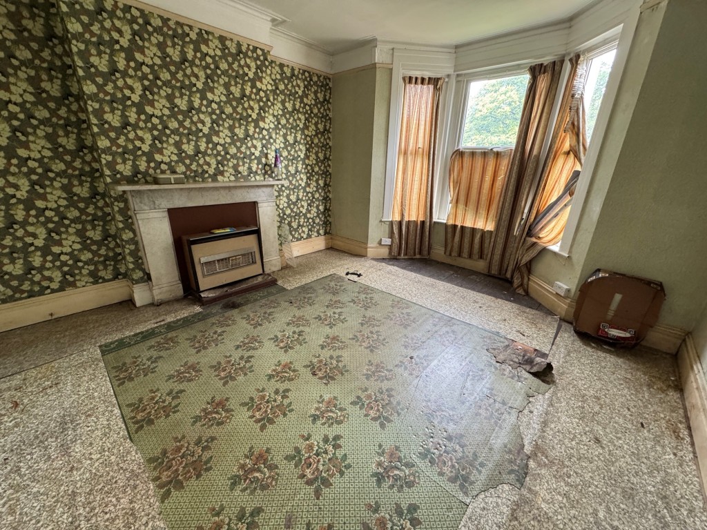 Lot: 101 - DETACHED FOUR-BEDROOM HOUSE FOR IMPROVEMENT - Reception 1
